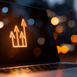 Notebook exibindo gráficos de queda de conversão em uma mesa escura, representando os erros estruturais em uma landing page de infoproduto.