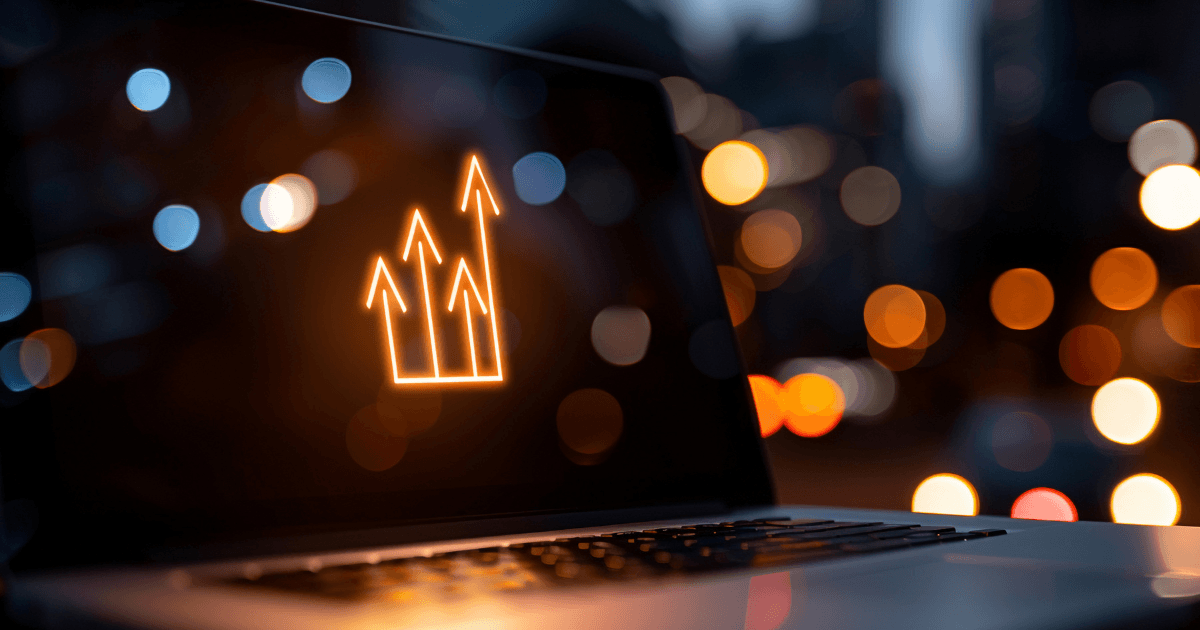 Notebook exibindo gráficos de queda de conversão em uma mesa escura, representando os erros estruturais em uma landing page de infoproduto.