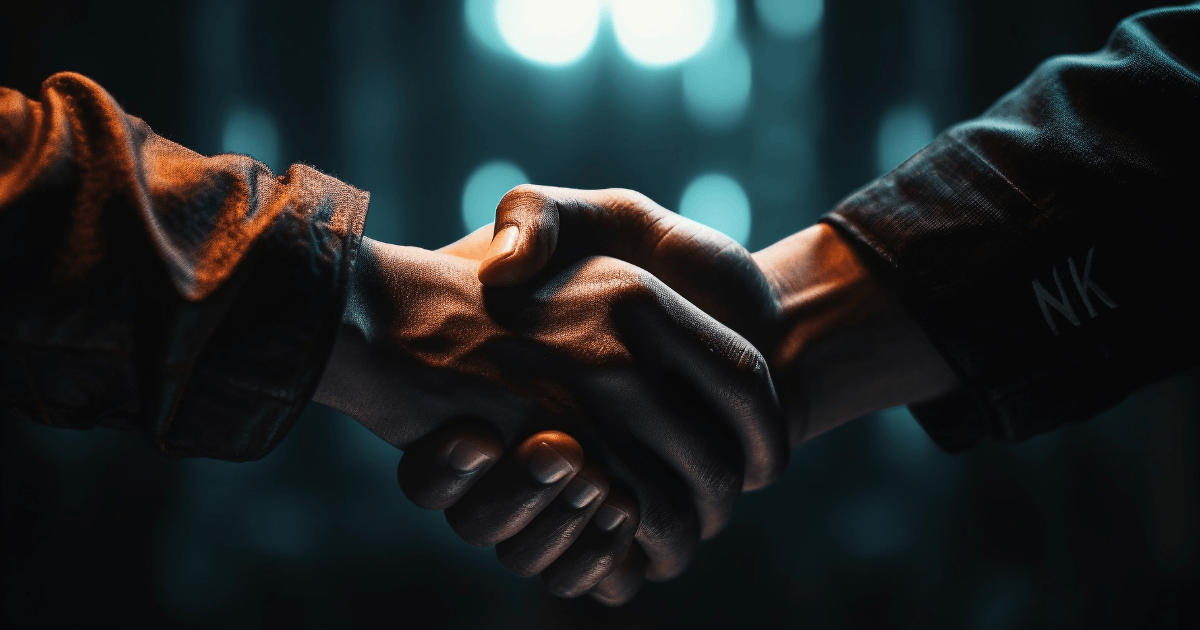 Duas pessoas assinando um contrato em uma mesa escura, representando a transparência ao contratar uma agência de criação de sites.