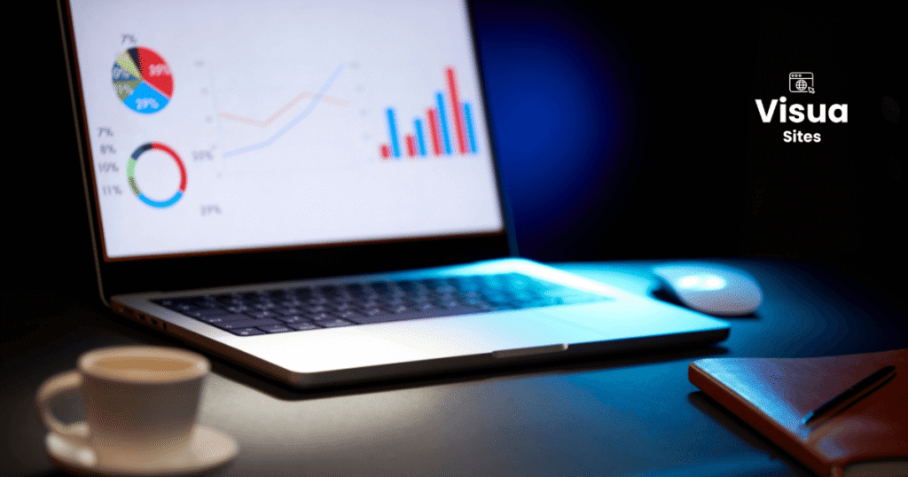 Notebook exibindo gráficos de crescimento orgânico em uma mesa escura, representando os resultados de se ter um blog profissional.