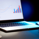 Notebook exibindo gráficos de crescimento orgânico em uma mesa escura, representando os resultados de se ter um blog profissional.