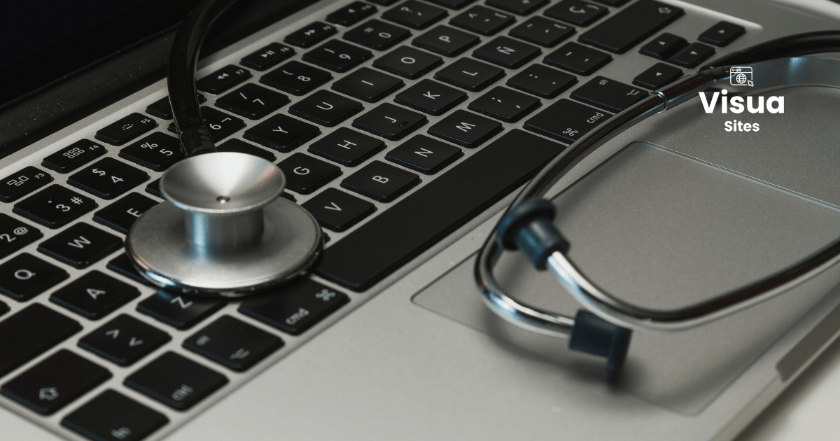 Mesa de um consultório médico moderno com notebook em ambiente escuro, representando a aplicação de SEO para clínicas e estratégias de marketing na saúde.