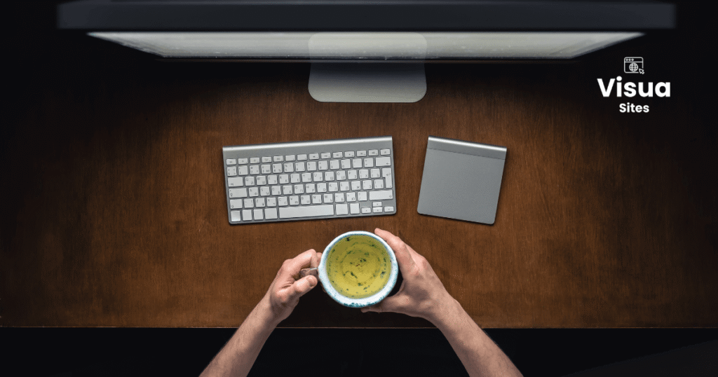 Notebook em uma mesa escura exibindo o layout de um site one page minimalista e focado em conversão para profissionais liberais.